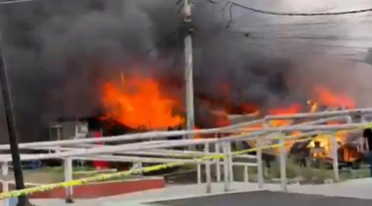 Registran incendio en domicilios afuera del Metro Lindavista