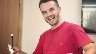 Escena de la película ‘Mi Mascota es un Monstruo’ (The Water Horse: Legend Of The Deep) con Alex Etel como Angus MacMorrow por Azteca 7.