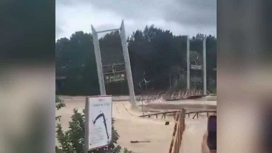 Puente es “devorado” por la corriente.png