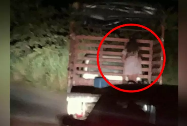 VIDEO: Graban a fantasma de niña subida a un camión en la carretera.