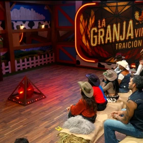 ¿A quién salvan y a quién TRAICIONAN Julio Camejo y Bebeshita dan su decisión final, dando a conocer al Granjero que se va a la Tabla de Nominación en La Granja VIP.jpg