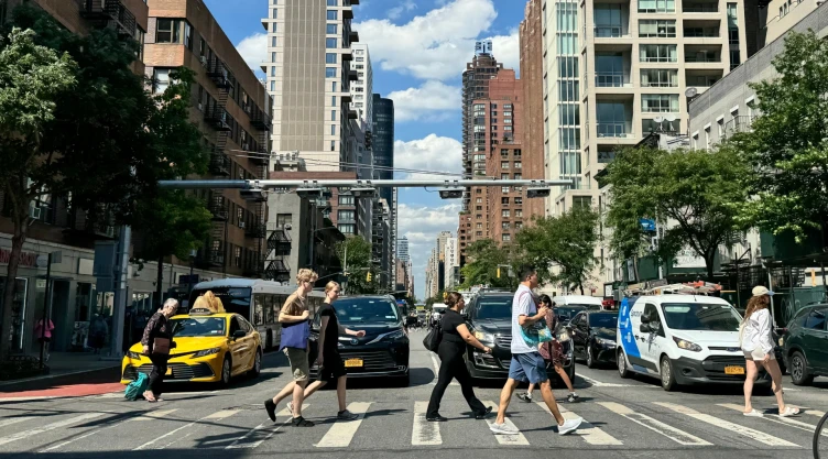 Peatones cruzan calle en Nueva York