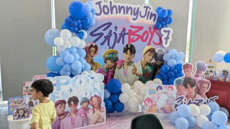 Arma un marco de globos con temática de los Saja Boys para tu mesa de dulces