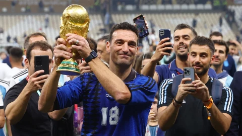 Lionel Scaloni con la Copa del Mundo