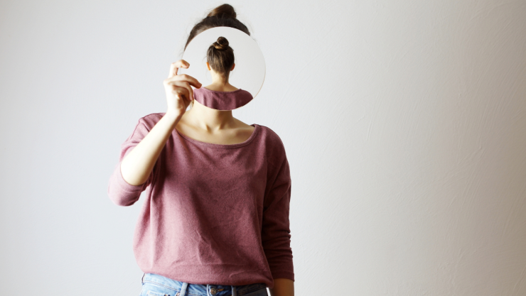 Verse en el espejo o verse al espejo, según la RAE