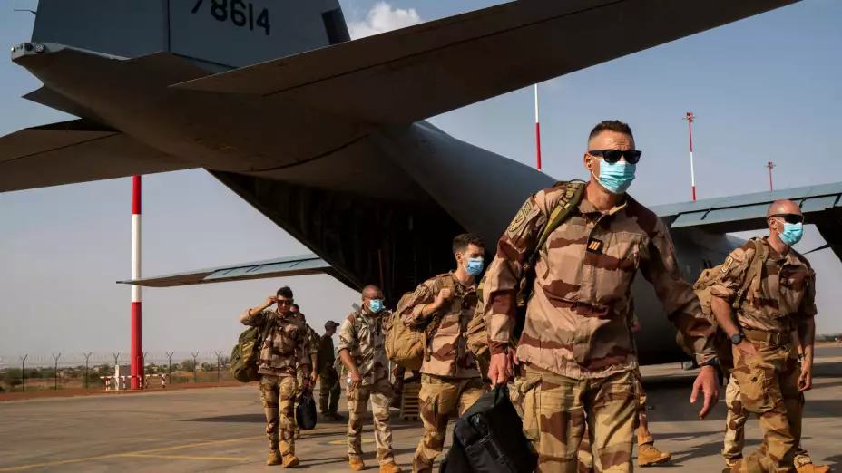 Avión de la Fuerza Aérea de EU en una base de Niamey, Níger.