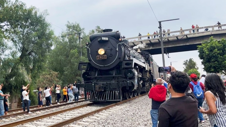 Emoción-y-nostalgia-en-la-espera-de-La-Emperatriz-así-esperan-el-paso-de-la-locomotora-en-México