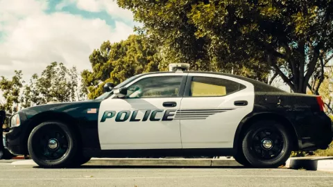 Sentencian a policía que arrestó a mujer mayor con demencia y se burló de ella.