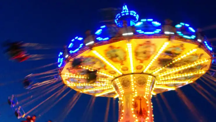 Mujer cae de juego mecánico en parque de diversiones