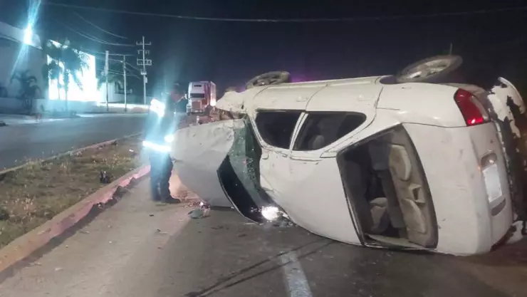 Conductor vuelca su auto sobre la Mérida-Cancún y deja múltiples daños.