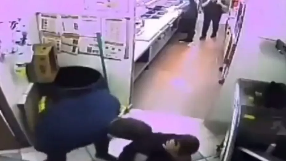 Quién es el hombre que golpea a empleado en restaurante de San Luis Potosí