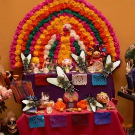 Cómo evitar que la ofrenda del Día de Muertos se te llene de moscas