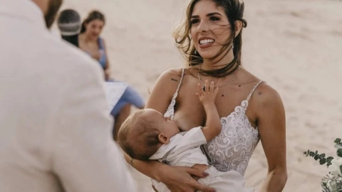 Mujer amamanta a su bebé en medio de su boda.jpg