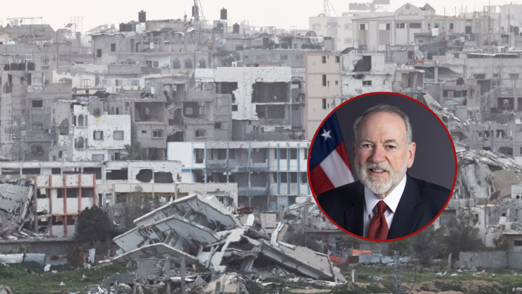 En el fondo hay edificios destruidos en Gaza tras bombardeos y al frente del lado derecho dentro de un círculo con contorno rojo, está la imagen del embajador de Estados Unidos en Israel, Mike Huckabee.