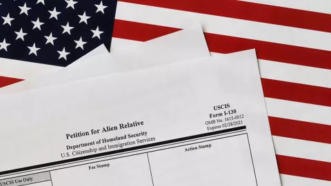 El formulario I-130 es el que se utiliza para solicitar a un familiar extranjero.