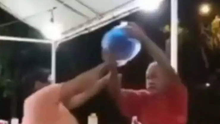 Video Hombre le tira tacos a su esposa, tras discusión.jp