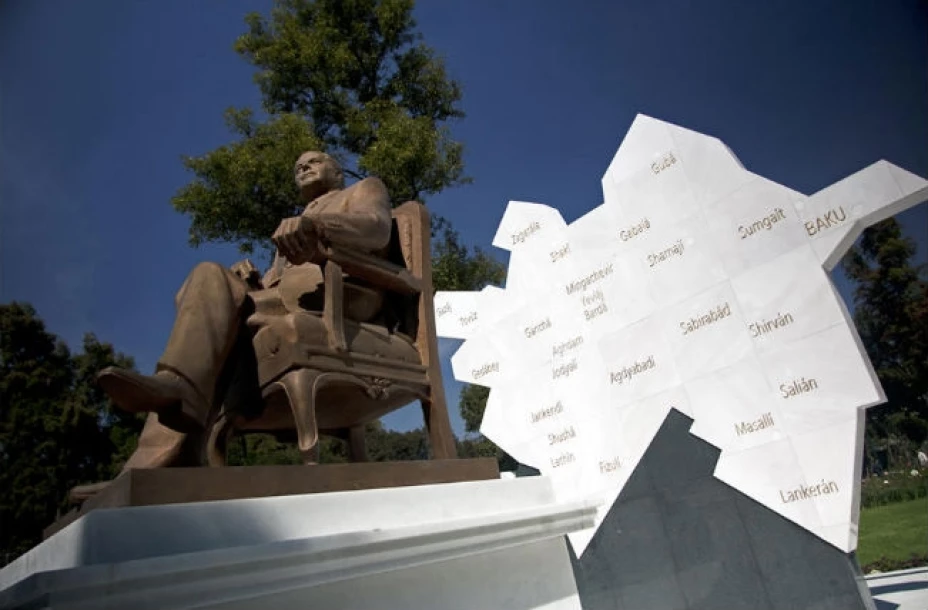 Estatua del dictador azerí Heydar Aliyev