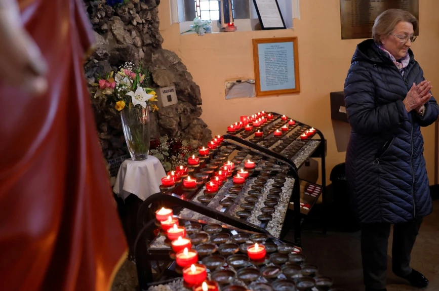 Así se reúnen a orar por la salud del papa Francisco.