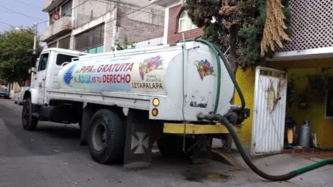 Iztapalapa ofrece pipas gratuitas ante cortes de agua