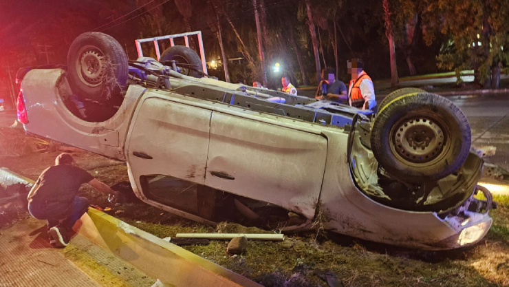 ¡Madrugada con accidente! Camioneta se vuelca en el Boulevard Colosio en Cancún este día