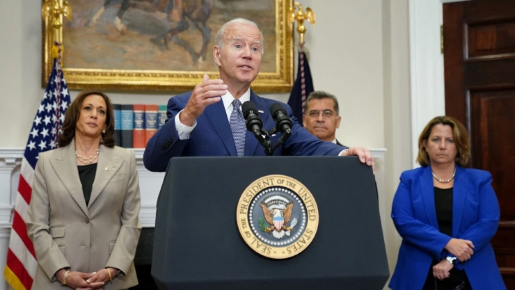 Joe Biden firma orden ejecutiva contra aborto.
