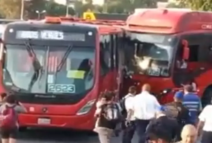 El choque ocurrió mientras los choferes de las unidades del Metrobús realizaban maniobras para acomodarlas.