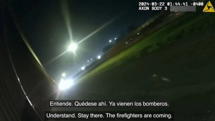 Imagen compartida por la CBP del incidente de una migrante en el muro fronterizo