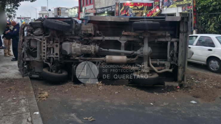 Volcadura en las laterales de México-Querétaro