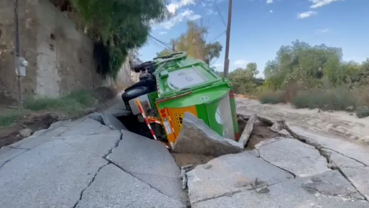 VIDEO Camión de la basura cae a socavón en el Cañón del Sainz