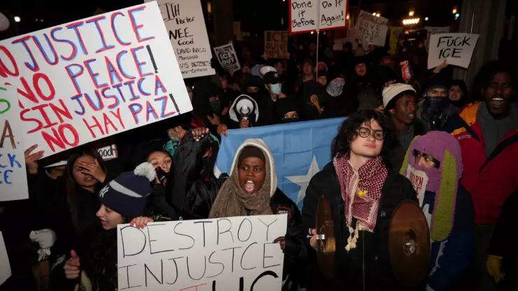 Marcha durante una manifestación contra el aumento de la aplicación de las leyes migratorias, días después del asesinato a tiros de Renee Nicole Good por parte de un agente del Servicio de Inmigración y Control de Aduanas (ICE) de Estados Unidos, en Minneapolis , Minnesota, EE. UU., el 9 de enero de 2026