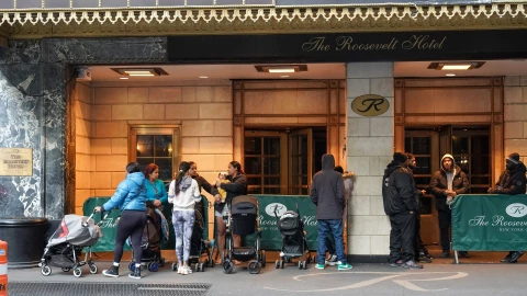 Migrantes afuera de un centro de ayuda en Nueva York