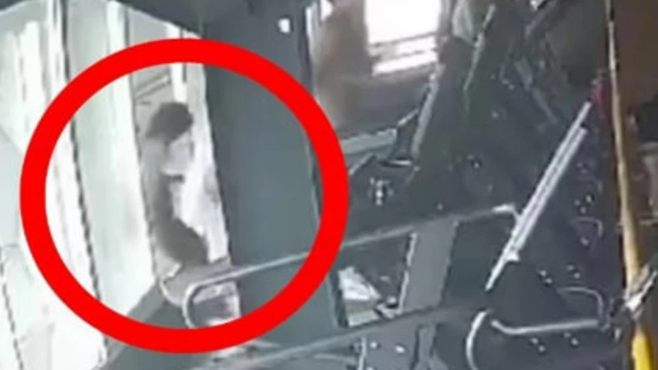 muere mujer tropezar caminadora indonesia