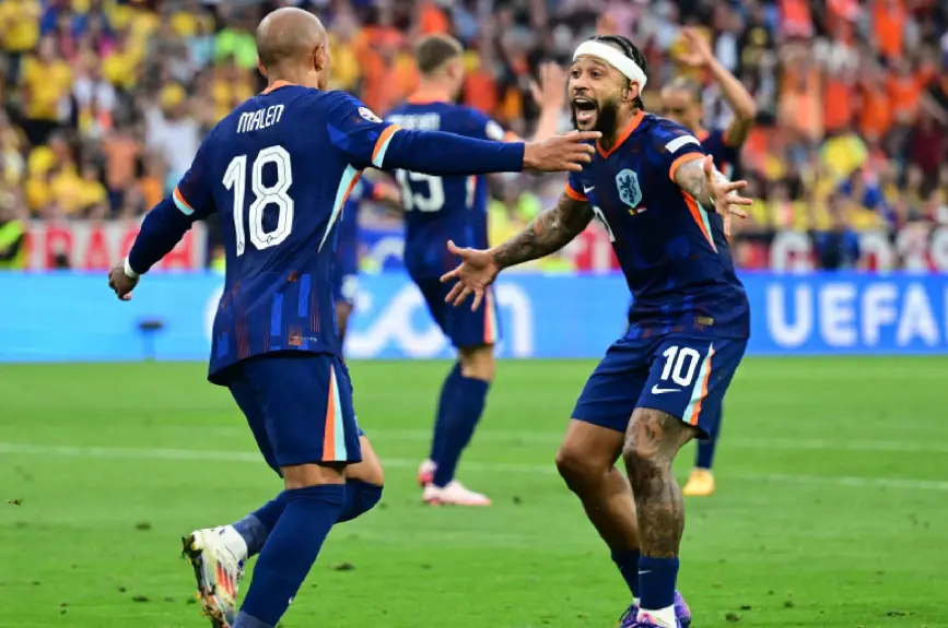 Festejo del primer gol de Donyell Malen.jpg