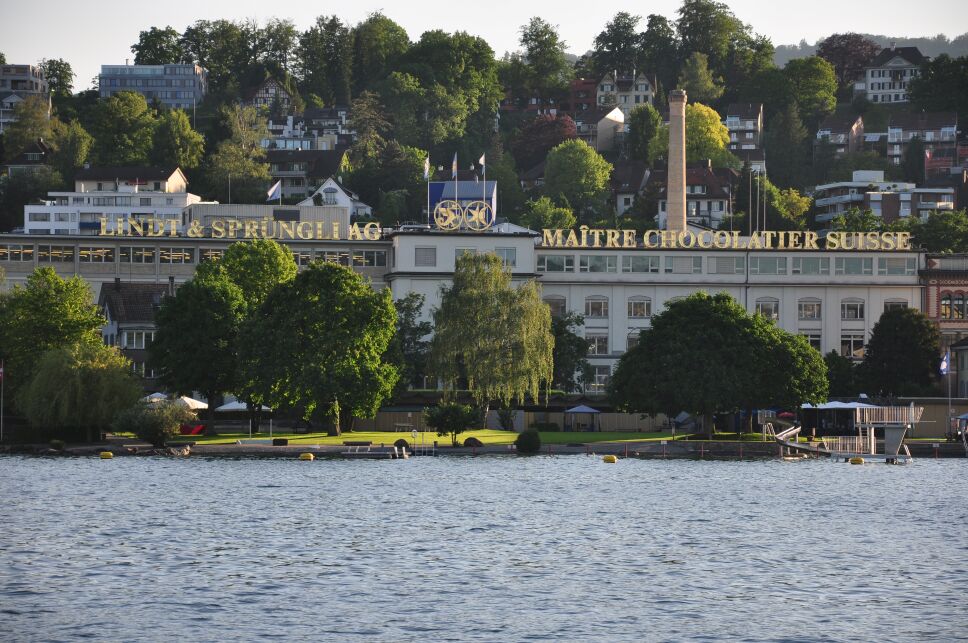 Kilchberg_-_Lindt_&_Sprüngli_-_Zürichsee_2010-06-04_19-56-28.jpeg