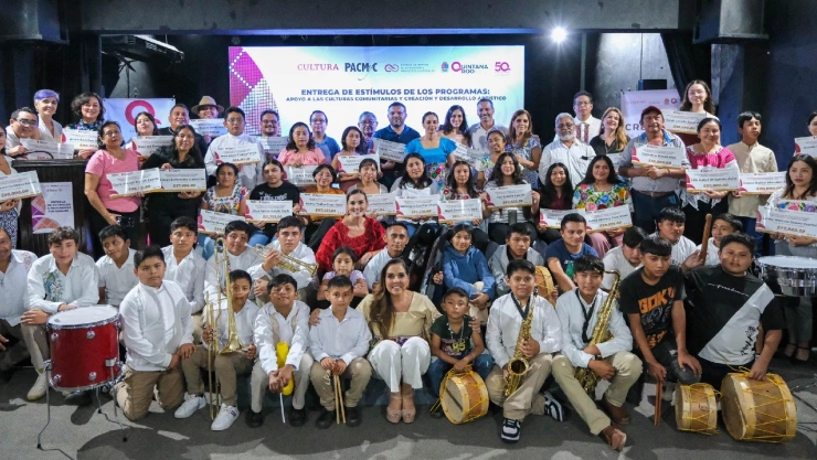 Entregan financiamiento de más de 5 mdp a 65 proyectos y becas en Quintana Roo.jpg