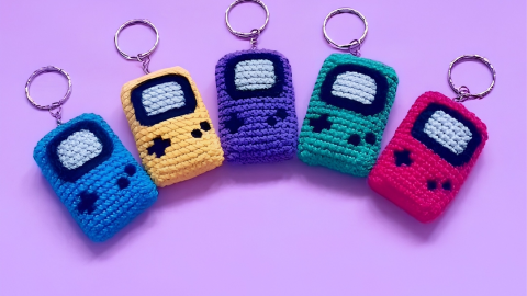 4 ideas de crochet inspiradas en juguetes retro para guardar tus audífonos