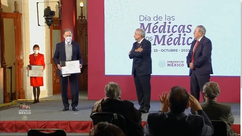 El presidente anunció un decreto para oficializar el 23 de octubre como Día del Médico y la Médica