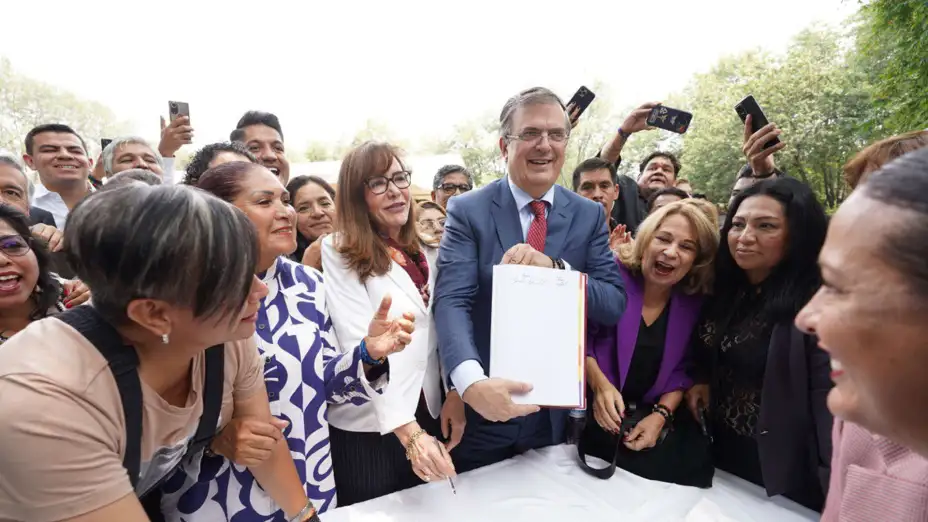 Marcelo Ebrard presenta documento de asociación civil