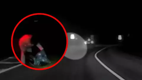 Padre avienta a su bebé por la ventana del coche en plena carretera; video.jpg