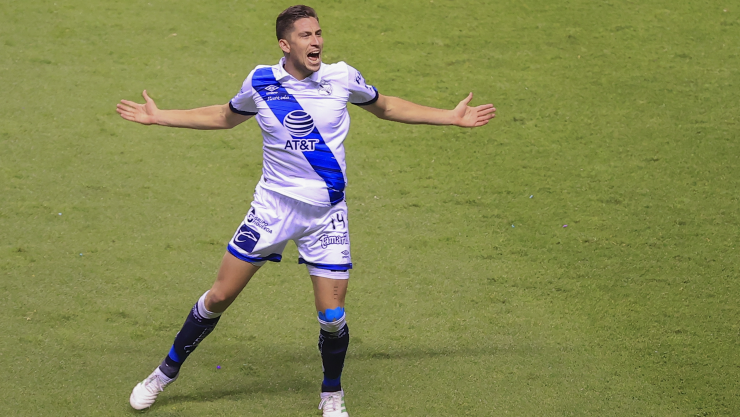 Santiago Ormeño festeja gol con Puebla