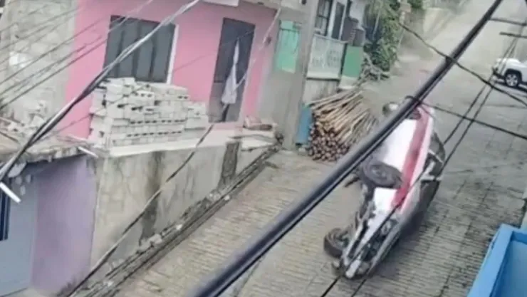 VIDEO: Taxi derrapó desde pendiente y terminó volcado; se quedó sin frenos en Chiapas