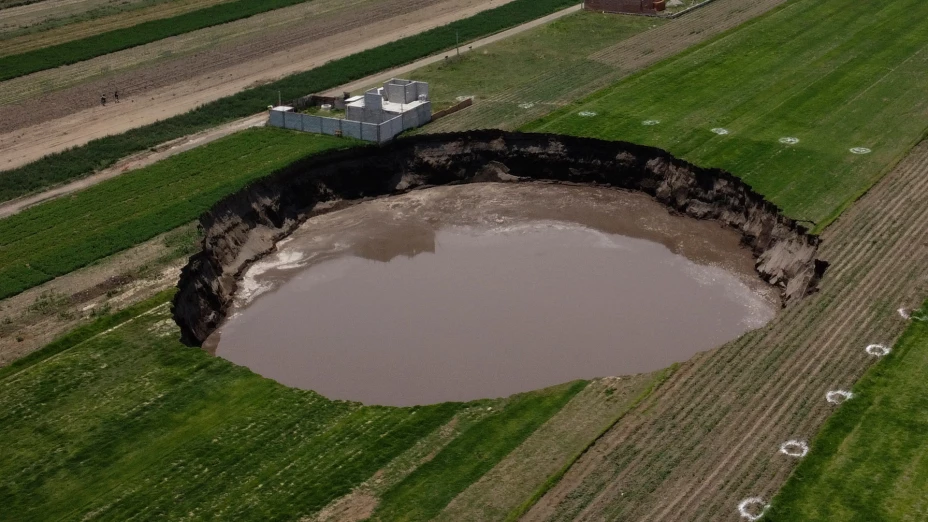 Socavón en un campo agrícola en Zacatepec, Puebla