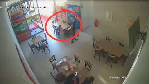 Niña es captada robando con su madre en pizzería de Aguascalientes (VIDEO)