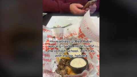 Chica se venga de la mujer que le hacia bullying