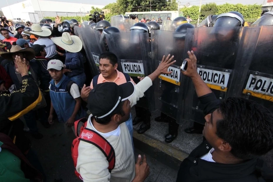 Los elementos de la policía capitalina se enfrentaron el martes con maestros de la CNTE, quienes bloquearon Bulevar Puerto Aéreo