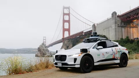 Un “robotaxi” cerca del puente de San Francisco.