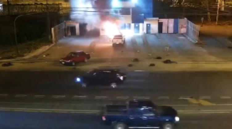 Explota auto frente a prisión Guayaquil. Ecuador