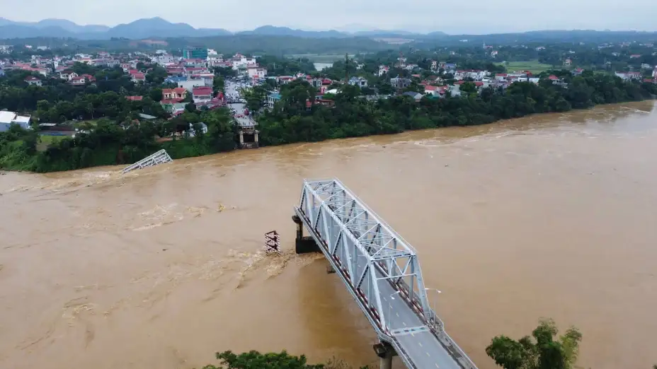 Puente derrumbado por inundaciones en Vietnam.