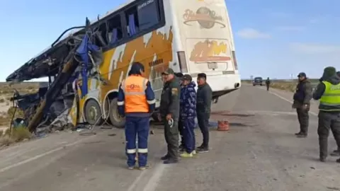 Hospitales colapsan por atender a los heridos tras el choque de autobuses en Bolivia
