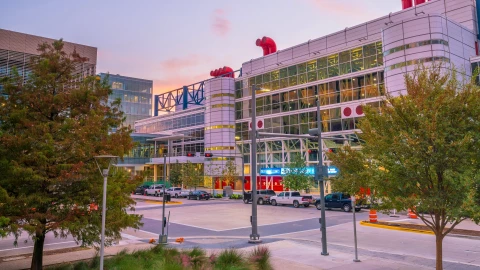 una vista del George R. Brown Convention Center por fuera. 